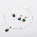 Details zum smaragdgrünen Schmuckset mit rechteckigen Edelsteinen und Goldfinish auf Weiß - Grün (Set)