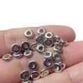 Nahaufnahme kleiner flacher silberner Metall-Zwischenperlen in der Hand für DIY-Schmuck - 5x2mm / Antiksilber