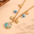 Collana dorata a tema marino con ciondoli in smalto a conchiglia, tartaruga e stella marina - Collana a Tema Oceano con Conchiglia