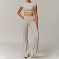 Ensemble de yoga crème avec crop top manches courtes et legging évasé taille haute - S / Manches Courtes + Pantalon Évasé / Abricot gris