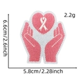 Roze lint hart borduurwerk patch met gedetailleerde afmetingen 6,6 cm bij 5,8 cm - Stijl 4 (Hand die Hartlint Vasthoudt)