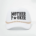 Détails de la broderie et de la chaîne dorée sur une casquette trucker blanche - Taille unique / Blanc