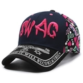Gorra de béisbol azul marino con bordado SWAG rosa y patrones geométricos coloridos - Ajustable / Azul marino con letras rojo rosa
