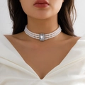 Détail d'un ras de cou en perles à trois rangs avec un grand pendentif en cristal - Collier Perles à 3 Rangs avec Pierre Rectangulaire / Collier K Blanc (5562)