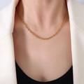 Klassische 3,2 mm vergoldete Edelstahl-Gliederkette, präsentiert an einem Model - Goldene O-Kette (3,2 mm Breit)