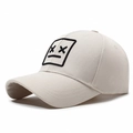 Klassische beige Baumwoll-Baseballkappe mit minimalistisch besticktem Gesicht-Logo - Beige