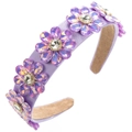 Detailaufnahme des lila Satin-Haarreifs mit Kristallblüten und Goldkrallenfassung - Lila