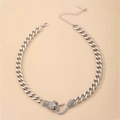 Grootschalige zilveren metalen schakelketting met een fonkelende met strass bezette luipaardkop - Panterkop Cubaanse schakel / Zilveren Luipaardkop