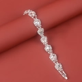 Bracelet élégant en cristal de goutte d'argent avec des strass étincelants sur rouge - 18cm / Blanc