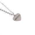 Minimalistische silberne Edelstahl-Herzkette mit MOM-Gravur auf weißem Hintergrund - Herz MOM Anhänger + Gliederkette / Silber