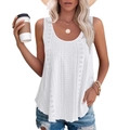 Dames mouwloos T-shirt met wit oogje kant en denim shorts op een witte achtergrond - S / Wit