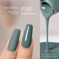 Vernis à ongles végétal F102 Teal avec finitions mates et brillantes sur ongles - F102 Cyan Verdoyant