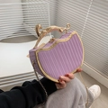 Lila fächerförmige Handtasche mit Streifenstruktur und goldenem Leoparden-Griff mit Kette - Lila