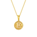 Goldene Titan-Halskette mit Buchstabe E Anhänger und Perlenrand auf weißem Grund - Buchstabe E (S-P173-E)