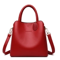 Klassische rote Damen-Handtasche aus Leder mit Lychee-Struktur und Schultergurt - Rot