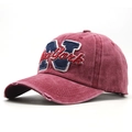 Dettaglio del cappellino vintage bordeaux con toppa N blu e ricamo New York di alta qualità - 56-60cm / Borgogna