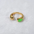 Macro di un anello regolabile in oro con un ciondolo a goccia verde traslucido - Verde