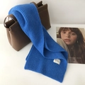 Morbida sciarpa in maglia blu con etichetta drappeggiata su una borsa in pelle marrone - Circa 160cm / Blu Reale