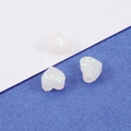 Tre perle di opale sintetico bianco a forma di cuore per la creazione di gioielli fai-da-te - Bianco