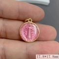 Vue détaillée de la médaille de Saint Benoît en émail rose avec mesure de 17,8 mm - Rose