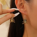 Dettaglio di orecchini vintage a forma di scarabeo dorato con trame metalliche - Gancio per Orecchie Scarabeo (2299)