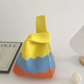 Borsa tote in maglia con motivi a onde colorati in giallo blu e arancione - Onda a contrasto gialla