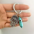 Hamsa Hand Schlüsselanhänger mit Türkis Kristall Anhänger an einem Metallring - Türkisgrün