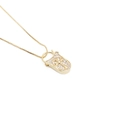 Collana a catena veneziana dorata con pendente a croce con zirconi su sfondo bianco - Collana con ciondolo a croce d'oro