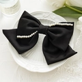 Nœud à cheveux noir élégant orné de perles blanches sur assiette vintage chic - Noir