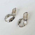 Minimalist silver interlocking link earrings with a glossy liquid metal finish - Silver