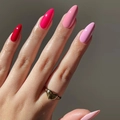 Uñas postizas degradadas rojas en forma de almendra larga con anillo de corazón dorado - Estilo de Degradado Francés Rojo Rosa (JP2442)