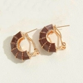 Dettaglio degli orecchini a C placcati in oro 14K con finitura in smalto marrone - Caffè (ES2574)
