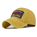 Dettaglio del cappello giallo in cotone lavato con toppa ricamata blu New York - NEW YORK Giallo
