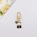 Llavero de esmalte con oso panda y bambú con anillo de metal dorado para bolsos - Panda sosteniendo un artículo rojo