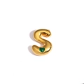 Vue détaillée du pendentif lettre S dorée avec incrustation d'une pierre coeur verte - Lettre S / Or / Gemme Coeur Vert
