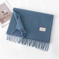 Morbida sciarpa blu effetto cashmere con nappe su uno sfondo minimalista - Senza Etichetta / Blu Nebbia