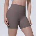 Gros plan sur le short de yoga sans couture taille haute en mauve foncé au tissu élastique - S / Brun Kaki