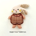 Nahaufnahme einer handgefertigten Stickerei-Hasenpuppe mit Maßen H7,5cm x B5cm für DIY-Basteln - Ohne Nadel / Brauner karierter Hase