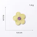 Detailansicht eines gelben Blumen-Stickflickens mit Maßen 4.6cm und Gewicht von 1.4g - Gelb