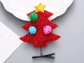 Detalle de una pinza para el pelo de árbol de Navidad con lentejuelas rojas y pompones - Árbol de navidad rojo