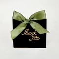 Elegante scatola regalo nera con fiocco in raso oliva e scritta dorata Thank You - verde oliva