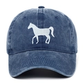 Dettaglio del ricamo a cavallo bianco su un cappellino da baseball in cotone blu navy - Regolabile / Blu navy