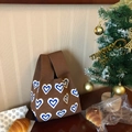 Gros plan du sac cabas en tricot marron avec motif cœur bleu sur une table en bois - Brun Foncé