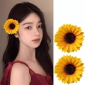 Fermagli per capelli a girasole realistici indossati da una modella e in primo piano prodotto - 1 Pezzo Fermaglio per Capelli con Girasole di Simulazione