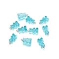 Dettaglio di ciondoli a forma di orsetto blu traslucido con ganci argento su bianco - Blu Trasparente