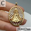 Detalle de un colgante de la Virgen María dorado con circonitas, tamaño 26x42mm, en mano - C-Oval Guadalupe (Fina)