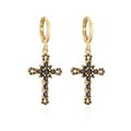Dettaglio orecchini a croce placcati oro 18K con zirconi neri e chiusura a cerchio - Nero