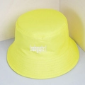 Dettaglio del ricamo babygirl bianco sul cappello alla pescatora in cotone giallo - Taglia unica / giallo fluorescente