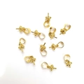 Chiusure per ciondoli in oro 14k e perni a occhiello per perle su sfondo bianco puro - Oro 14K