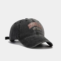 Dettaglio cappello baseball vintage grigio lavato con ricamo Brooklyn 1898 curato - Nero Lavato